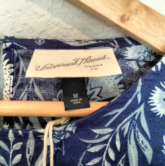 Universal Thread Women's Blue floral print Top - Picture 5 of 6